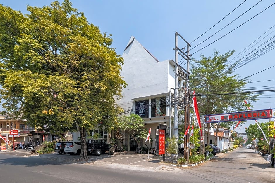 RedDoorz Premium @ Jalan Cengkeh Malang