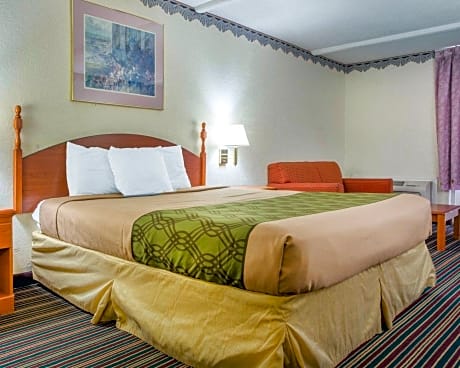 1 King Bed, Smoking, Accessible