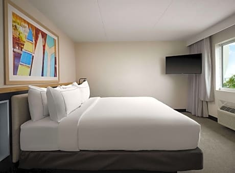 Premium King Suite with Partial Ocean View 