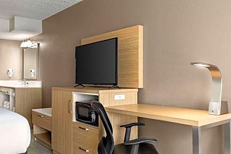 1 King Bed Deluxe Room Non-Smoking