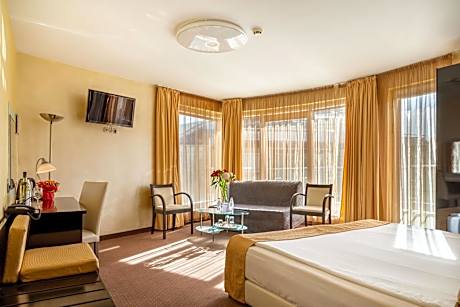 Deluxe Double Room with Free Underground Parking