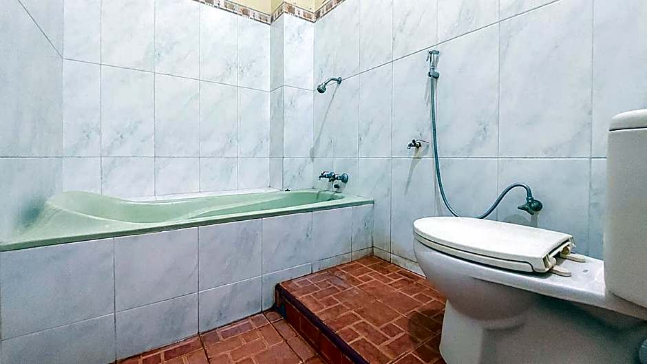 Hotel Shinta 2 near Alun Alun Kertosono Mitra RedDoorz