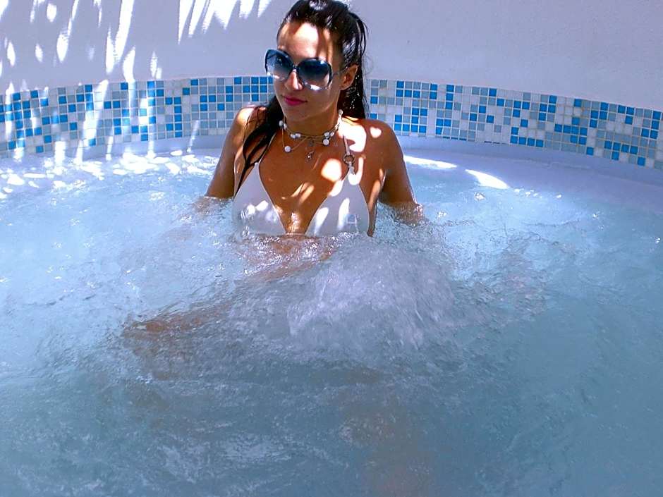 Apsenti couples only