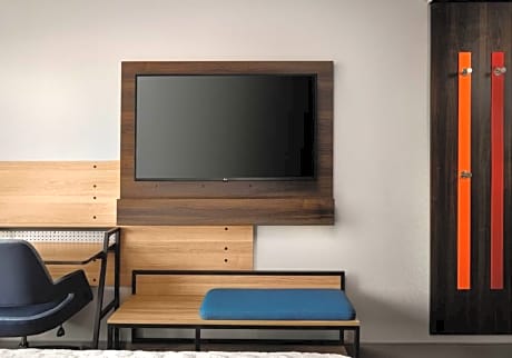 2 QUEEN MOBILITY/HEARING ACCESS W/TUB