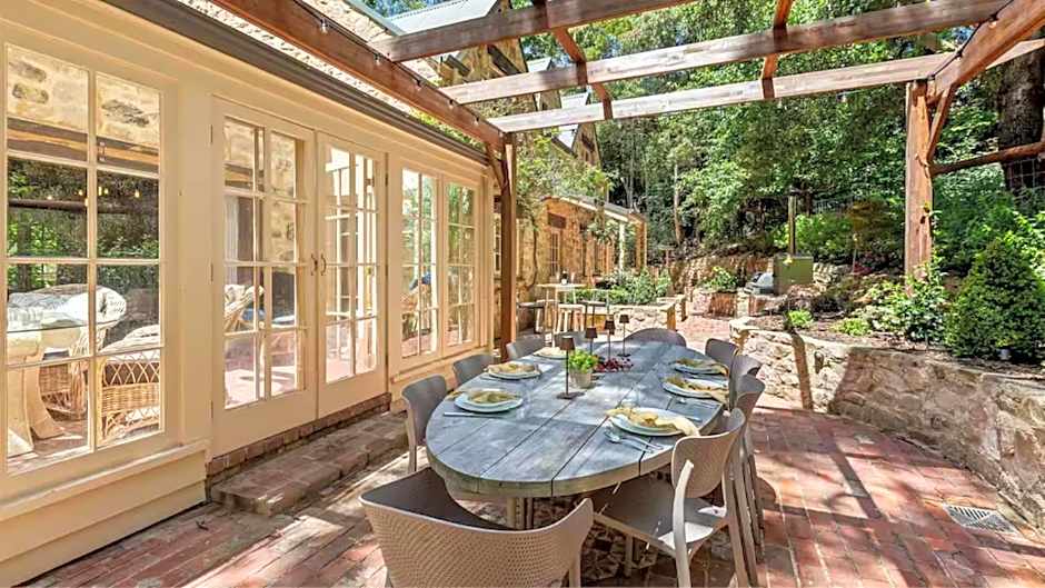 FROGWELL HOLLOW immerse into an idyllic fairytale