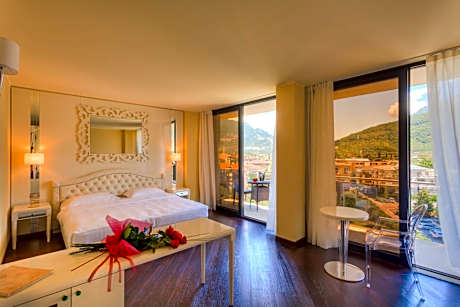 Superior Classic Double Room with Balcony