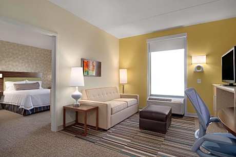 Queen Suite with Roll-In Shower - Mobility and Hearing Access/Non-Smoking