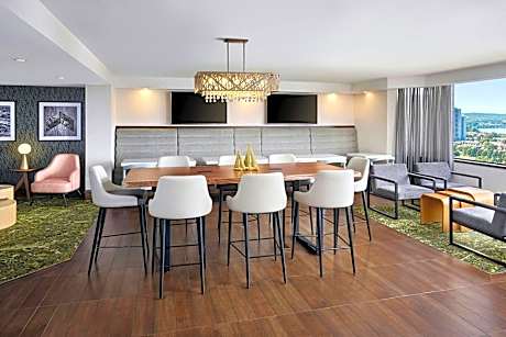 Club Room, 1 King Bed, Corner