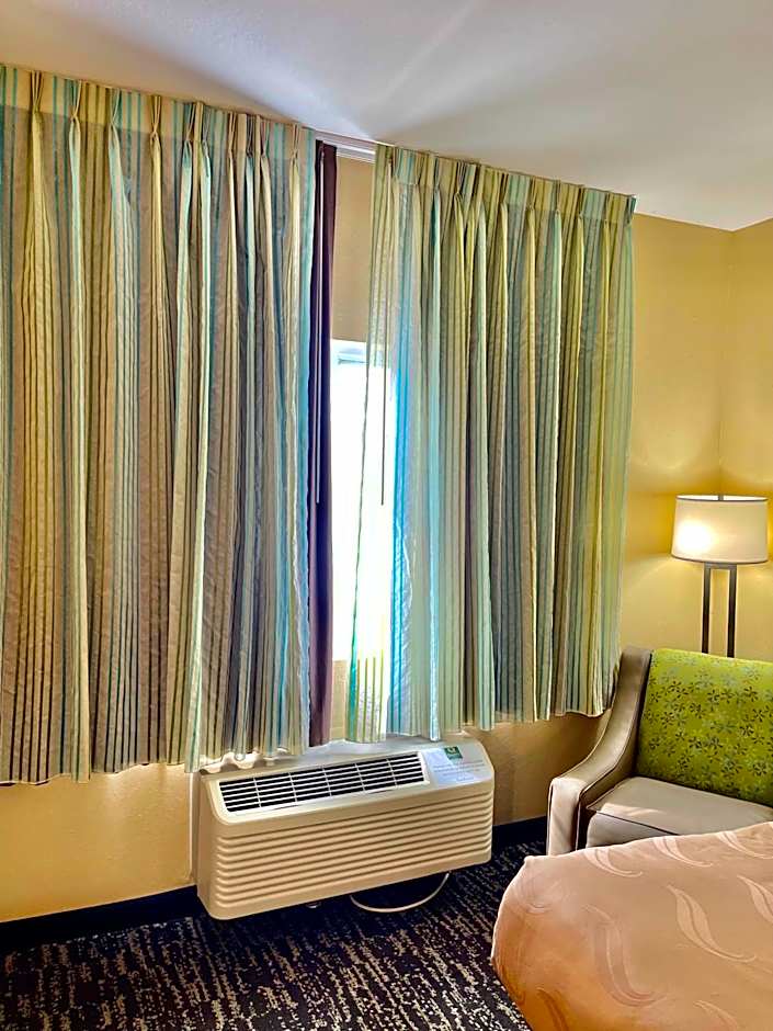 Quality Inn & Suites Hendersonville - Flat Rock