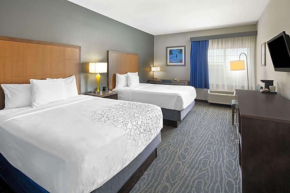 La Quinta Inn & Suites by Wyndham Mercedes Outlet Mall