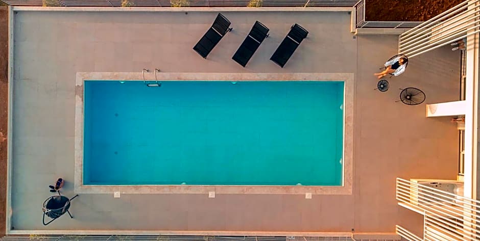 IO Luxury Pool & Hot Tub Suites