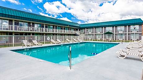 Regency King Suite with Kitchenette Poolside Non-Smoking