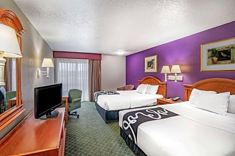 2 Queen Beds Pool View