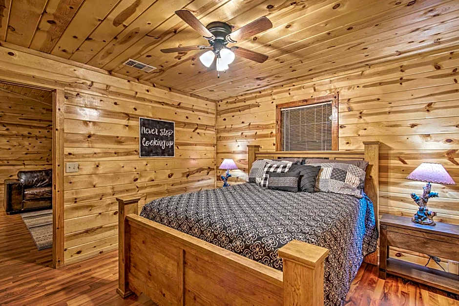 Broken Bow Starlight Cabin with Private Hot Tub!