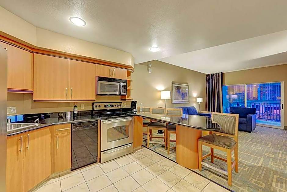 Ultimate Las Vegas Getaway One Bedroom Suite with Balcony, Kitchen, Gym, Pool & Free Parking