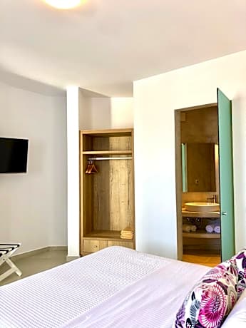 Deluxe Suite with Sea View & outdoor Jacuzzi