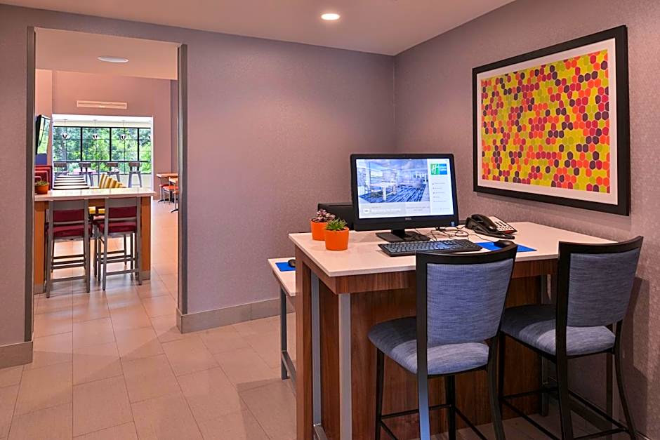 Holiday Inn Express & Suites Bryant West By IHG