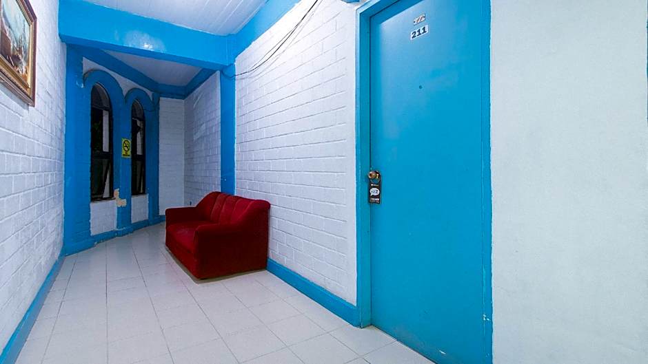 RedDoorz @ La Maria Pension and Tourist Inn