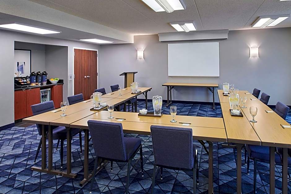 Courtyard By Marriott Detroit Metro Airport Romulus