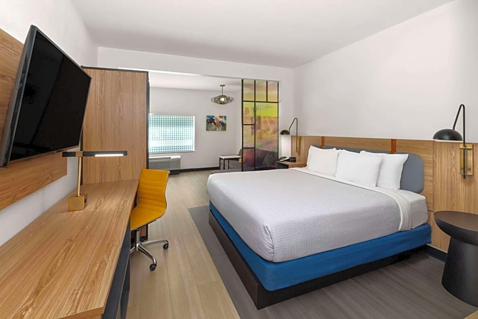 La Quinta Inn & Suites by Wyndham El Paso East Loop-375