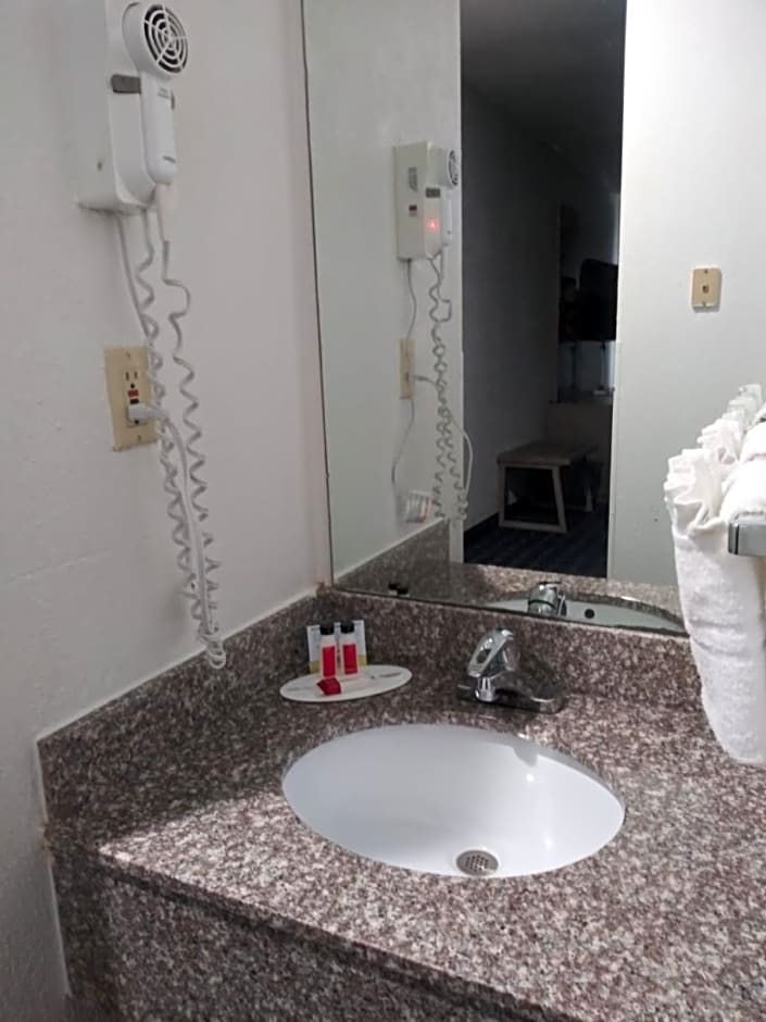 Days Inn & Suites by Wyndham Webster NASA-ClearLake-Houston