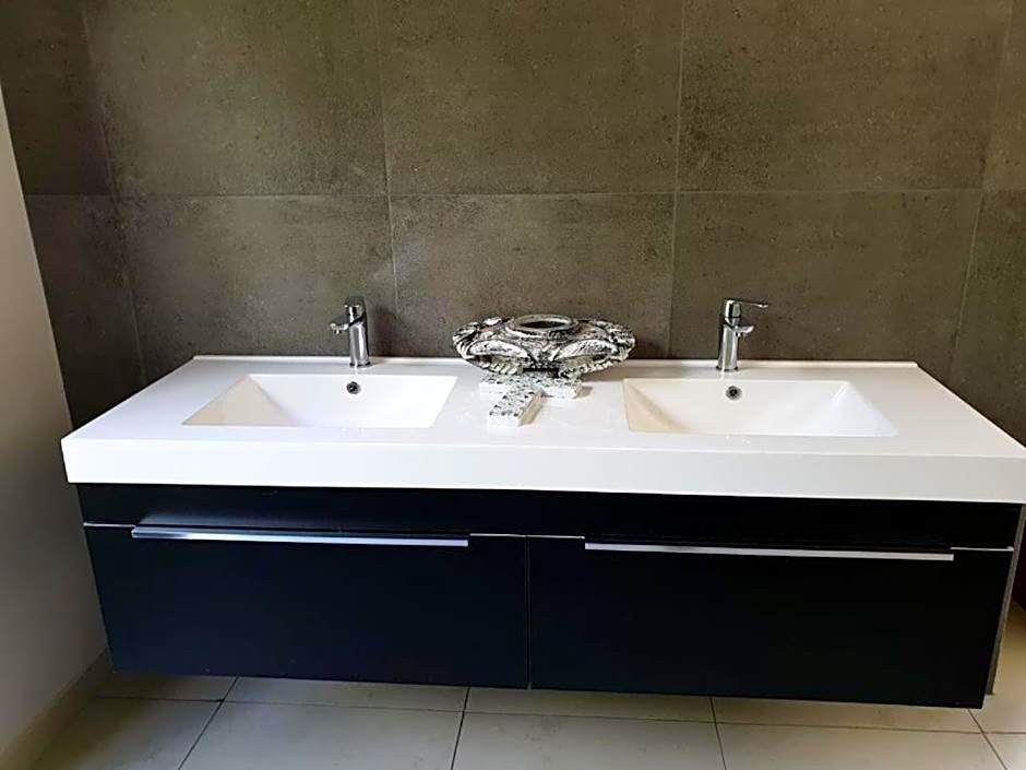 Crocodile Sands River Lodge