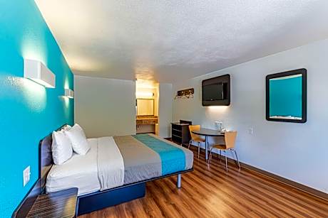 Deluxe Queen Room - Non-Smoking