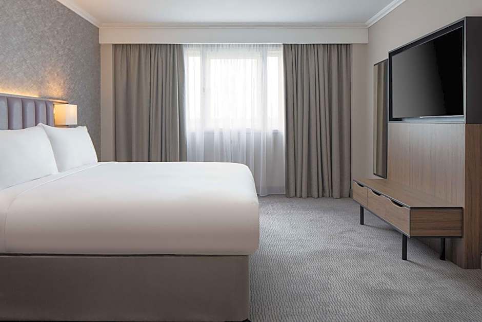 DoubleTree by Hilton Dartford Bridge