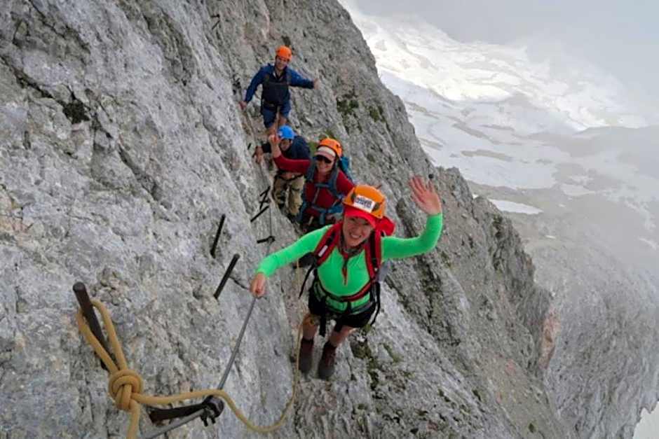 Fully equipped SIX BEDROOM HOUSE 15 kilometers from LAKE BLED - with a terrace, garden, playground, and parking