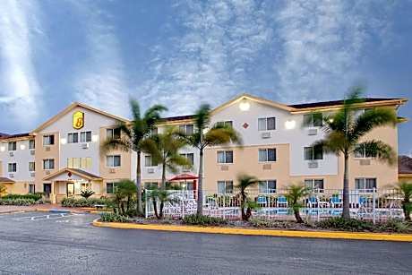 Super 8 By Wyndham Clearwater - St. Petersburg Airport