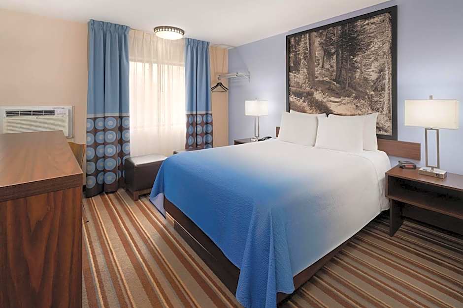 Super 8 by Wyndham Longmont/Twin Peaks