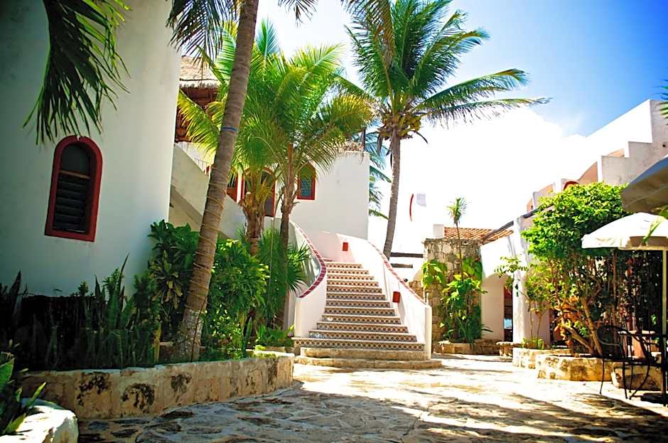 Pelicano Inn Playa del Carmen - Beachfront Hotel