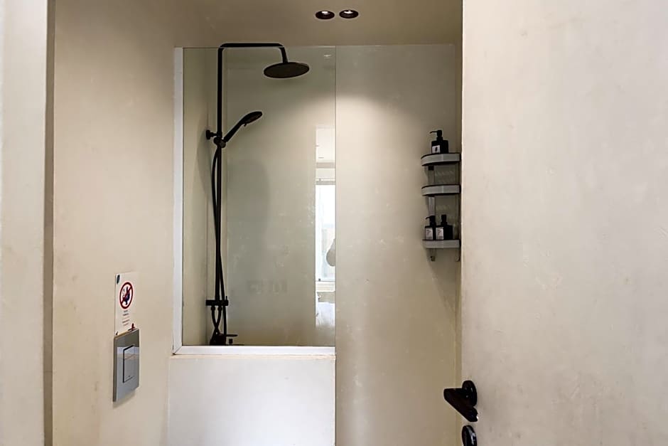 The Pyramids Horizon Studio w Bathtub