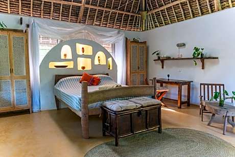 Distant Relatives Ecolodge & Backpackers