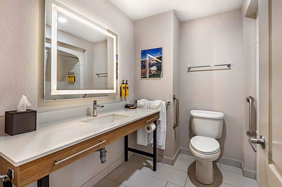 Best Western Plus 1000 Islands Hotel & Suites