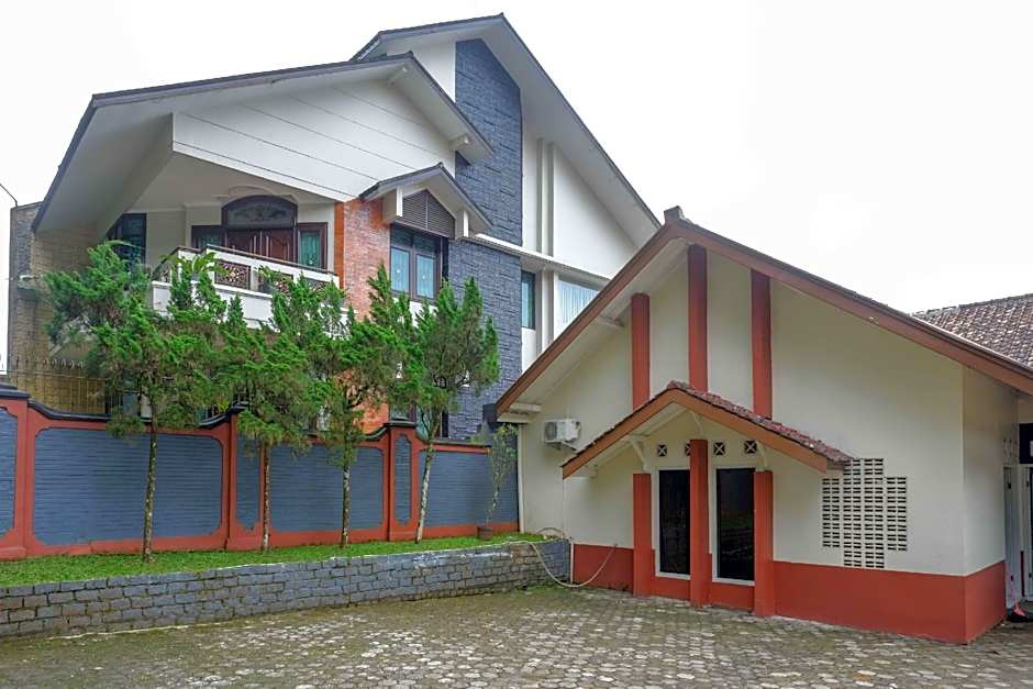 RedDoorz near Lokawisata Baturaden 2