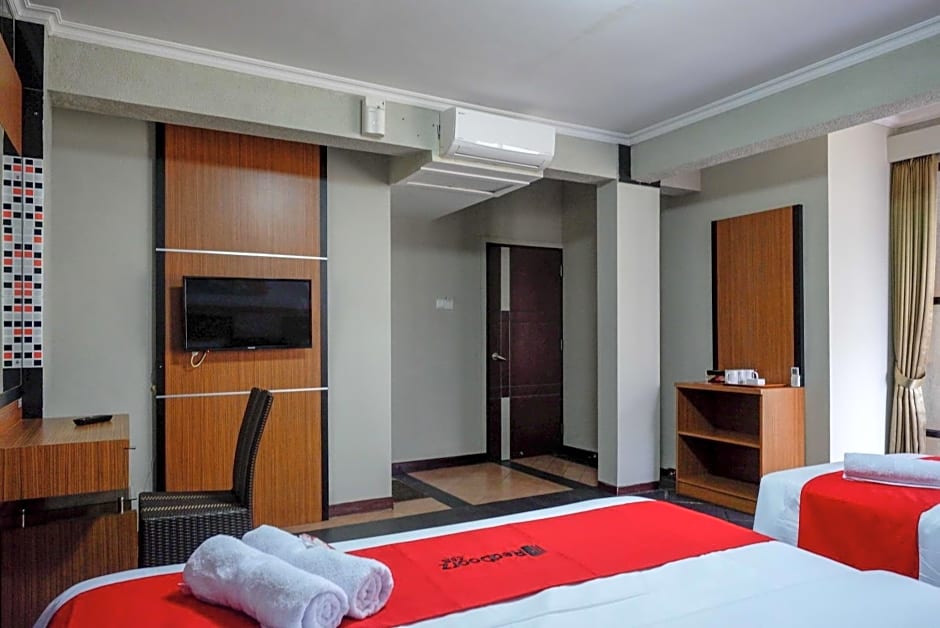 RedDoorz Plus near Amplaz Yogyakarta