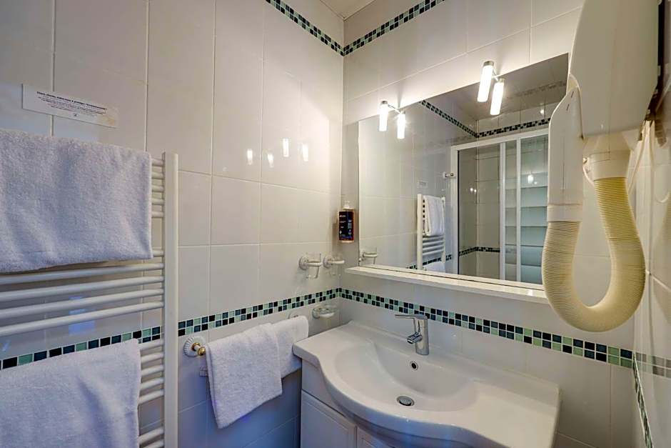 BRIT HOTEL & SPA Le Roc au Chien