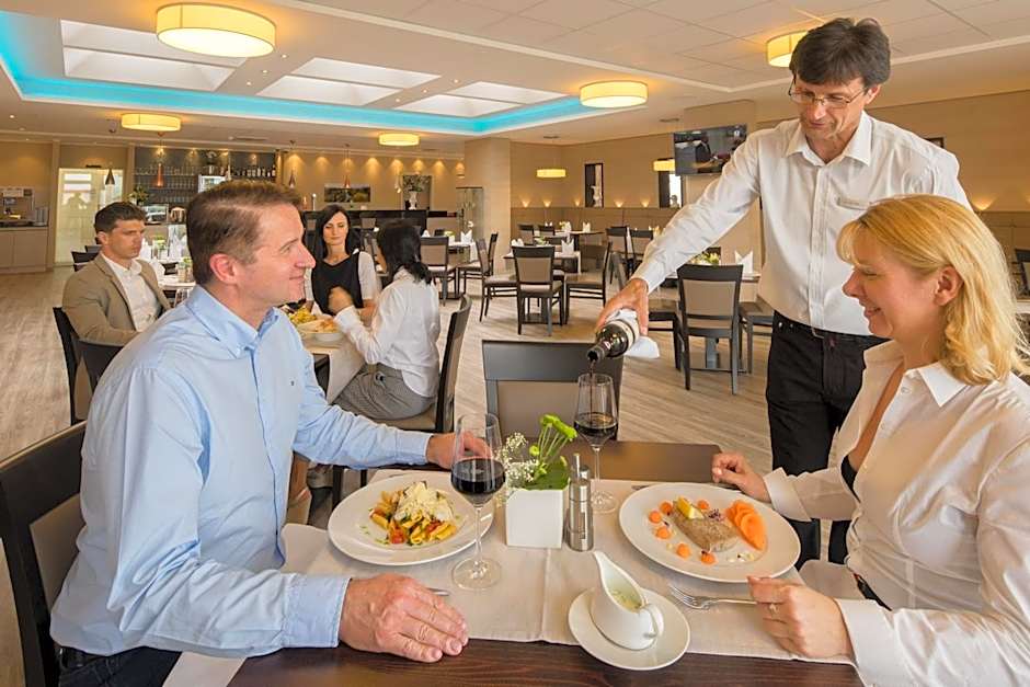 Maximilian Hotel & Apartments Weil am Rhein / Basel