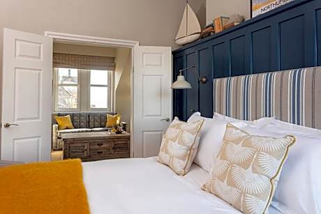 King Studio with Sofa Bed