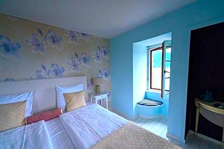 Comfort room with Lake & Mountain view