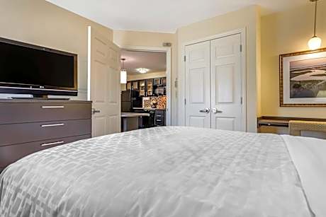 Queen Suite - Hearing Accessible/Non-Smoking