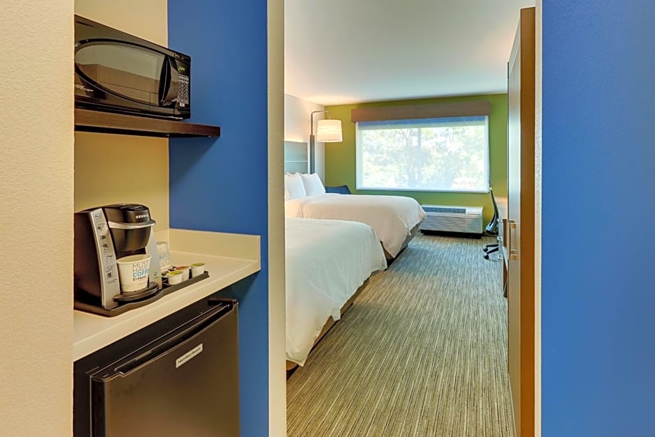 Holiday Inn Express & Suites Roanoke - Civic Center