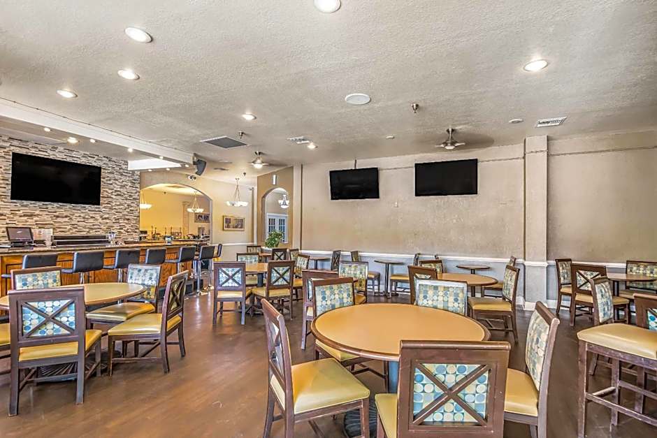 Clarion Inn & Suites Central Clearwater Beach
