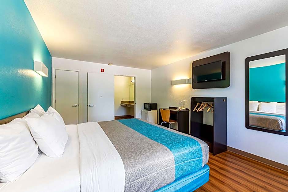 Photo 1 of 3 of 1 King Bed | Mobil Access Tub Nsmk Micfridge