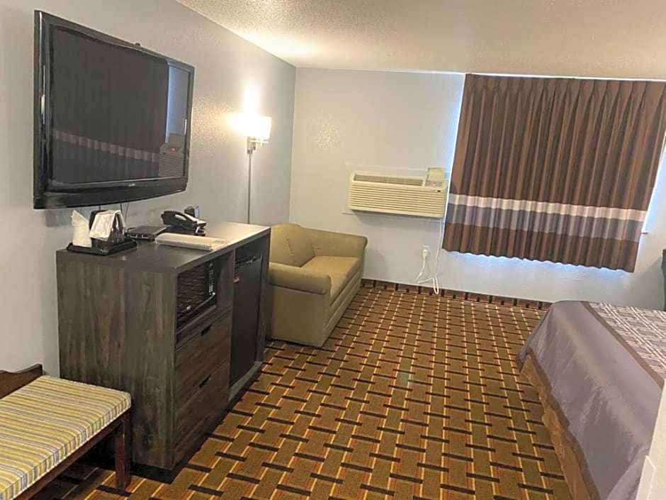 Faribault Hometown Inn & Suites