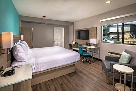 1 Queen Bed, Business, Mobility Accessible Room, Non-Smoking