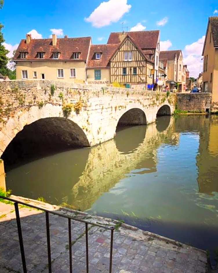 B&B HOTEL Chartres Centre Cathedrale 3 etoiles