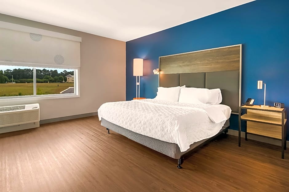 Photo 1 of 4 of 1 King Bed, Hearing/Mobility Accessible, Roll in Shower