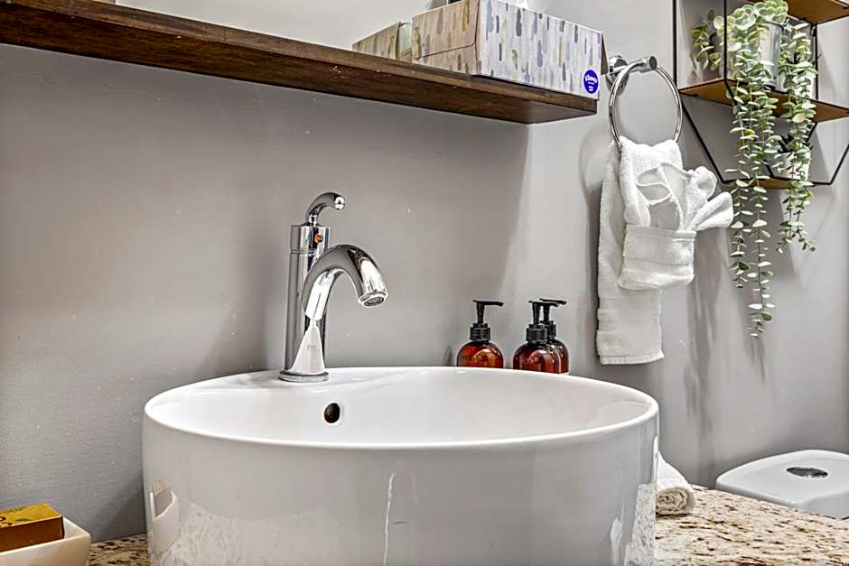 Outstanding Mountain Condo WATERSLIDE and HOT TUB managed by Little Sister Getaways